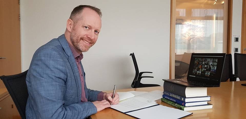 Guðmundur Ingi Guðbrandsson, umhverfis- og auðlindaráðherra, undirritar Bratislava-yfirlýsinguna. Lj…