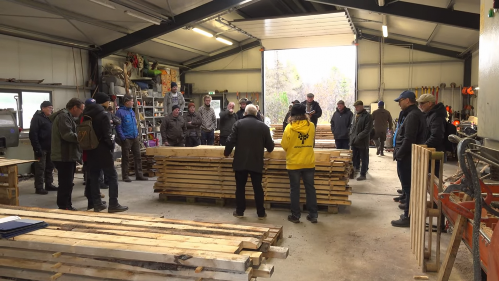 Verkleg kennsla í gæðaflokkun timburs í sögunarmyllu Skógræktarinnar á Skriðufelli í Þjórsárdal. Skj…