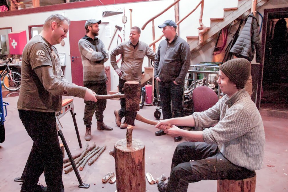 Á námskeiðinu var m.a. kennt hvernig leiðbeina má börnum við að kljúfa eldivið. Ljósmynd: Ólafur Odd…