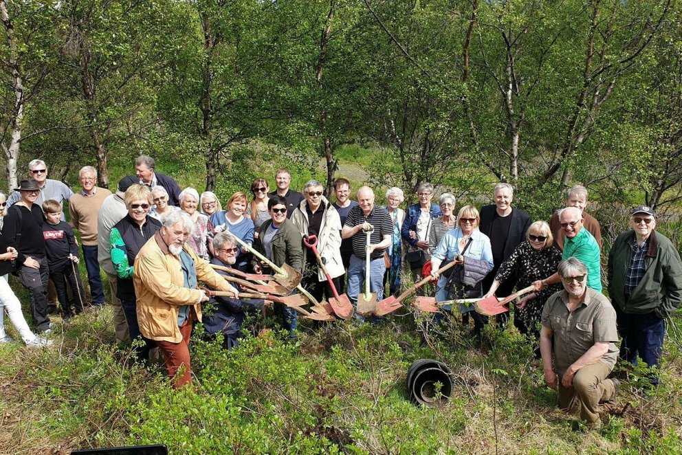 Skóg­ræktar­fólk með skófl­ur á lofti í Þing­valla­sveit um helg­ina. Ljós­mynd: ​Ragn­hild­ur Frey­…