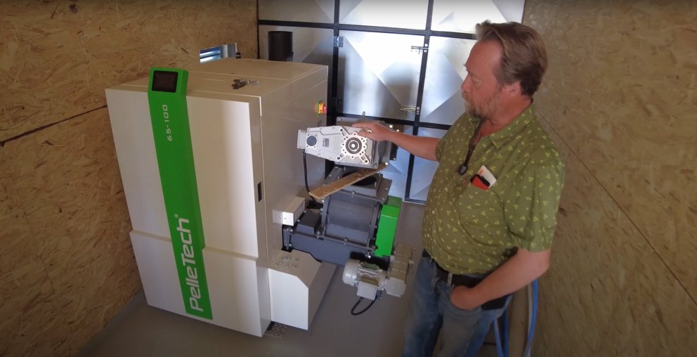 Eymundur Magnússon í nýju viðarkyndistöðinni í Vallanesi á Fljótsdalshéraði. Ljósmynd: Hlynur Gauti …