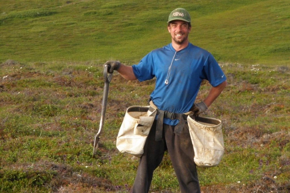 Antonio hróðugur að lokinni gróðursetningu. Forvitnilegt væri að vita hvort einhver hefur gróðursett…