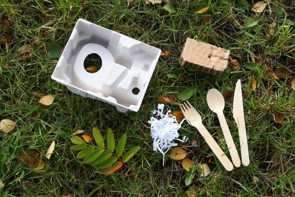 Margt getur komið í stað plasts. Hér má sjá pappaöskju undan litlu raftæki, tróð úr umbúðum og einno…