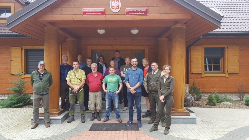 Íslenska skógræktarfólkið ásamt pólskum starfsystkinum við bækistöðvar umdæmi pólsku skógræktarinnar…