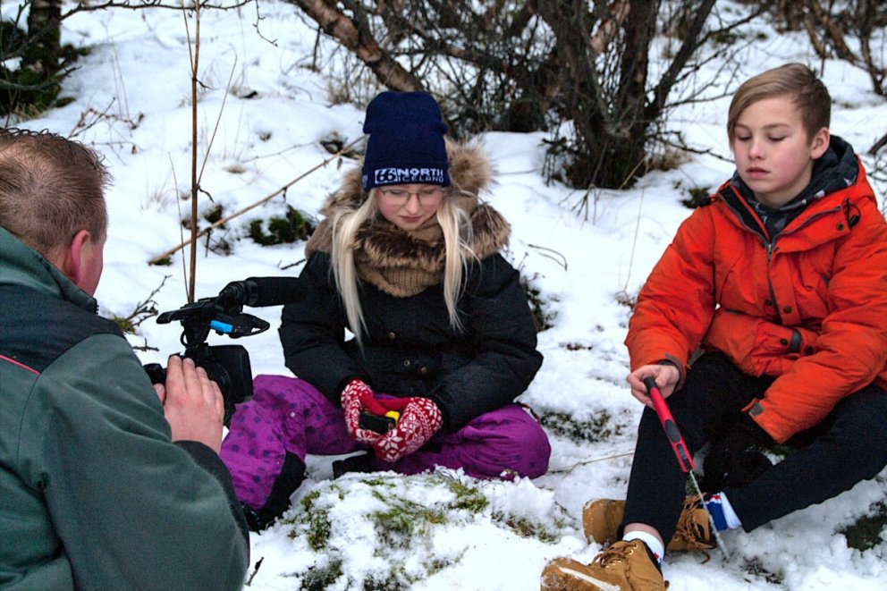 Börn úr sjöttabekk í Ártúnsskóla tala af innlifun um það hvernig skógurinn er notaður í skólastarfin…