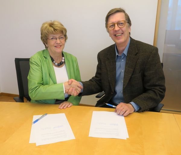 Sigrún Magnúsdóttir, umhverfis- og auðlindaráðherra og Björn Þorsteinsson, rektor LBHÍ, undirrituðu …