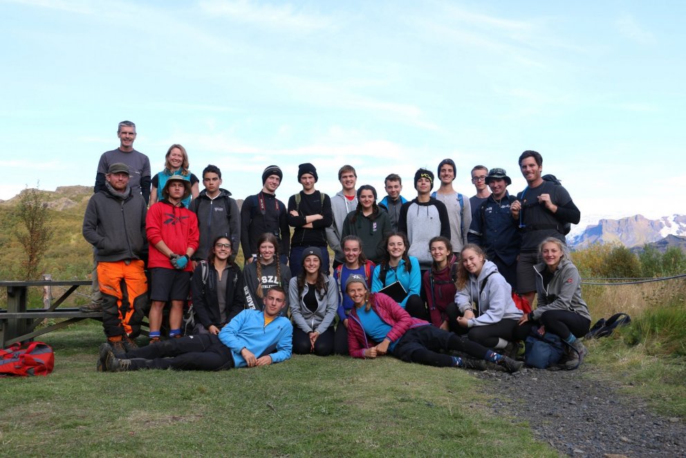 Sjálfboðaliðahópurinn frá svissneska skólanum var heppinn með veður enda skein sólin drjúgan hluta þ…