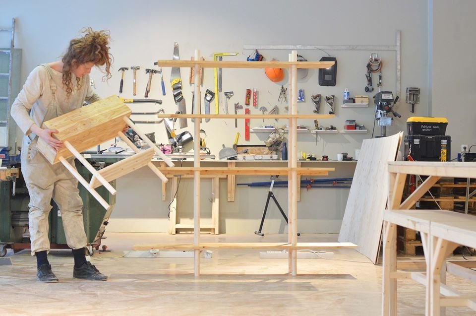 Björn Steinar Blumenstein vöruhönnuður með gripi sem hann hefur hannað og smíðað úr íslenskum viði. …