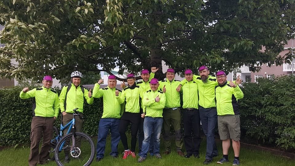 Hjólalið Skógræktarinnar 2017 stillir sér upp við fallega ösp í Reykjavík.