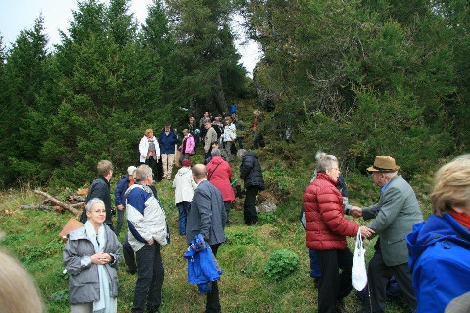 Skógarganga með jós í myrkrinu að kvöldi kosningadags, hvernig sem úrslitin kunna að fara í fólk.