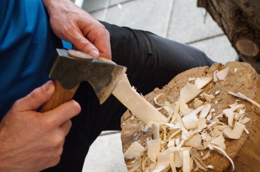 Smjörhnífur tálgaður með exi.