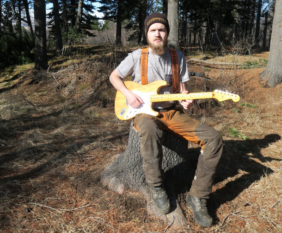 Snorri með fyrsta gítarinn úr smiðju sinni, gerðan úr íslenskri stafafuru. Ljósmynd: Þór Þorfinnsson