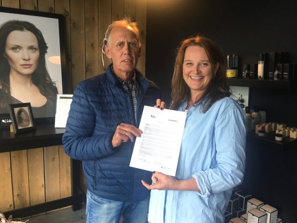 Björn Bjarndal Jónsson, verkefnastjóri afurða- og markaðsmála hjá Skógræktinni, afhendir Sóleyju Elí…