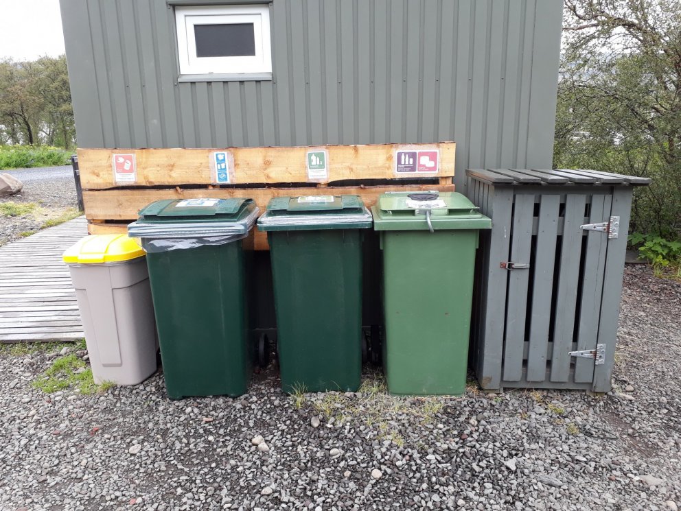 Sorpílát í Hallormsstaðaskógi taka málma, pappír, plast og skilagjaldsskyldar umbúðir ásamt tómum ga…