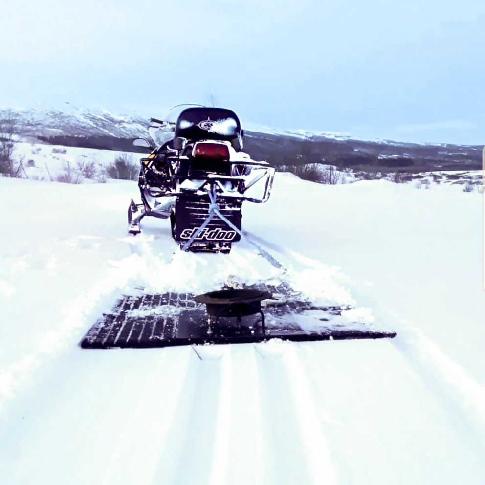 Unnið að lagningu skíðagönguspors í Haukadalsskógi. Ljósmynd frá Heilsueflandi Uppsveitum