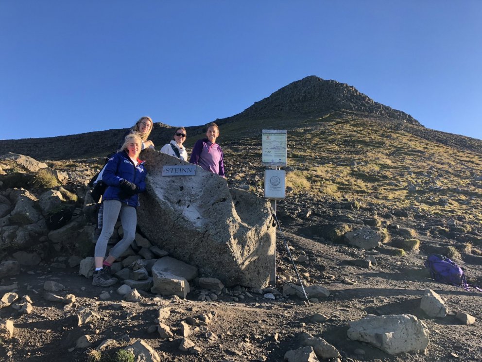 Gönguglatt fólk getur áfram notið þess að ganga upp að Steini. Hann hefur verið tjóðraður með keðjum…