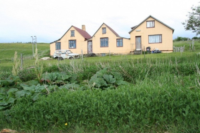 Skráð byggingarár húsanna að Stóra-Kollabæ er 1935 en vesturbærinn er mun eldri en austurbærinn og þ…