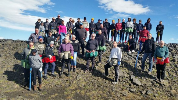Fótboltastrákar frá Selfossi sem gróðursettu sunnan við Sultartangalón um helgina. Mynd af vef Heklu…