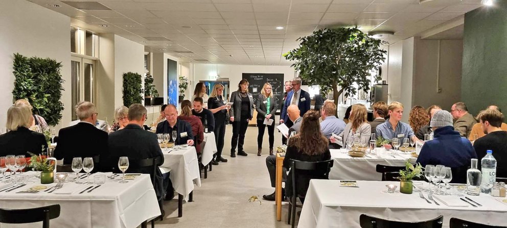 Íslensku þátttakendurnir bregða á leik með söng á afmælishátíð SNS. Frá vinstri: Salóme Hallfreðsdót…