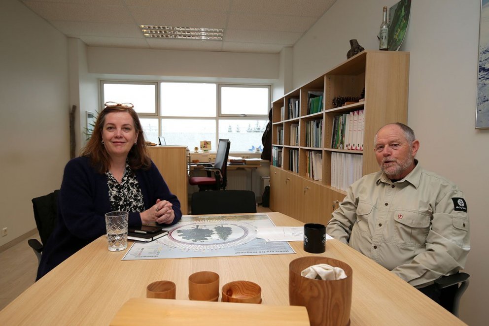 Svandís Svavarsdóttir matvælaráðherra og Þröstur Eysteinsson skógræktarstjóri ræðast við á aðalskrif…