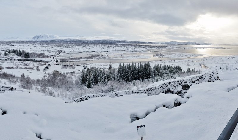 Hér sést til Valhallarreitsins til austsuðausturs af útsýnispalli á Hakinu. Þingvallabærinn er lengs…