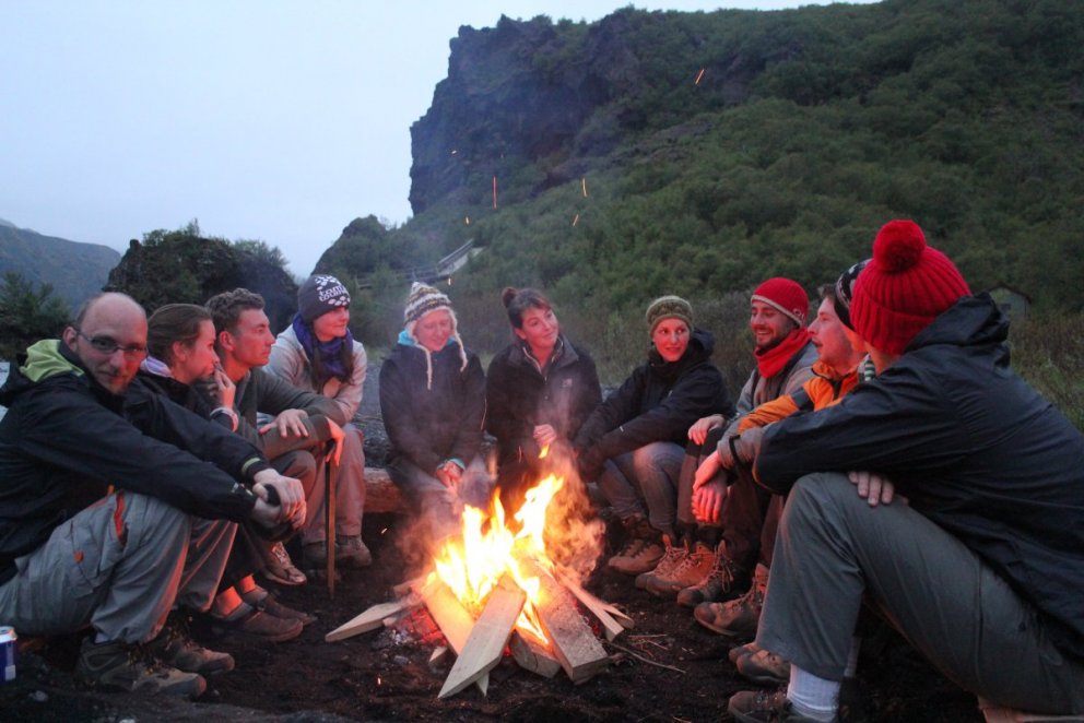 Sjálfboðaliðar á góðri stundu í starfstöð Skógræktarinnar á Þórsmörk. Ljósmynd: trailteam.is