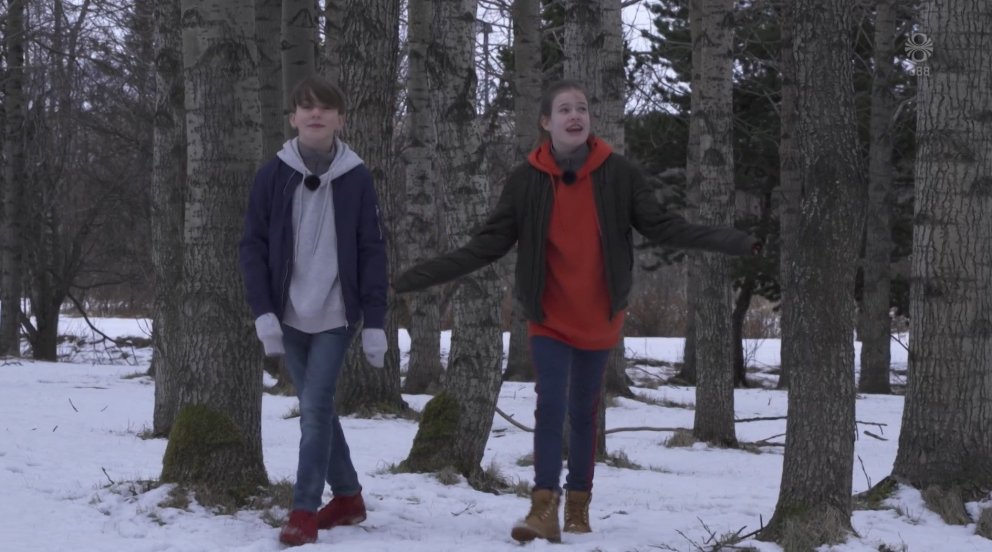 Baldur Björn Arnarsson og Linda Ýr Guðrúnardóttir dagskrárgerðarmenn í skóginum á Mógilsá. Skjámynd …