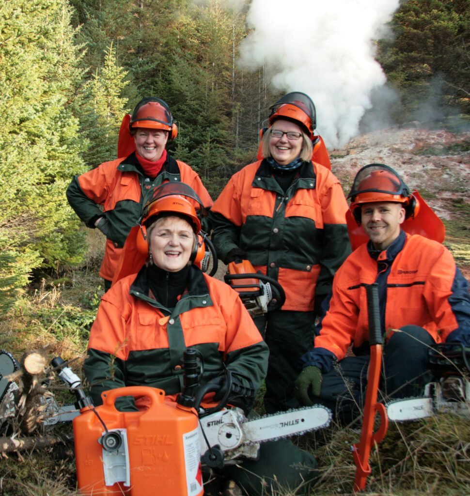 Nemendur á keðjusagarnámskeiði í Hveragerði. Ljósmynd: Endurmenntun LbhÍ