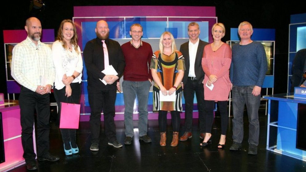 Lið Rangárþings ytra og Strandabyggðar ásamt stjórnendum Útsvars að keppni lokinni. Mynd: Ríkisútvar&hellip;
