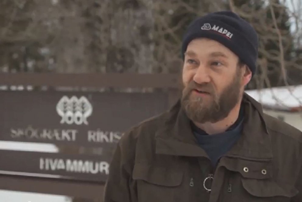 Valdimar Reynisson, skógarvörður á Vesturlandi, með skilti Skógræktar ríkisins í baksýn þar sem sten&hellip;