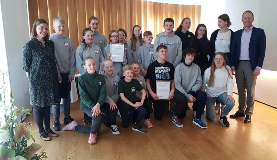Varðliðar umhverfisins 2019 ásamt kennurum og ráðherra umhverfismála. Ljósmynd af vef umhverfis- og …