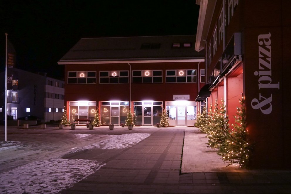 Veggtré við Miðvang 2-4 á Egilsstöðum. Þar upphófst sá siður fyrir mörgum árum að setja tré sem voru…