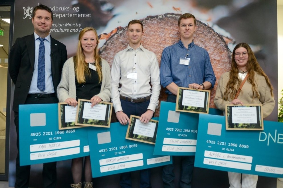 Verðlaunahafar samtaka norskra skógareigenda í ár. Álfsól Lind Benjamínsdóttir er lengst til hægri. …