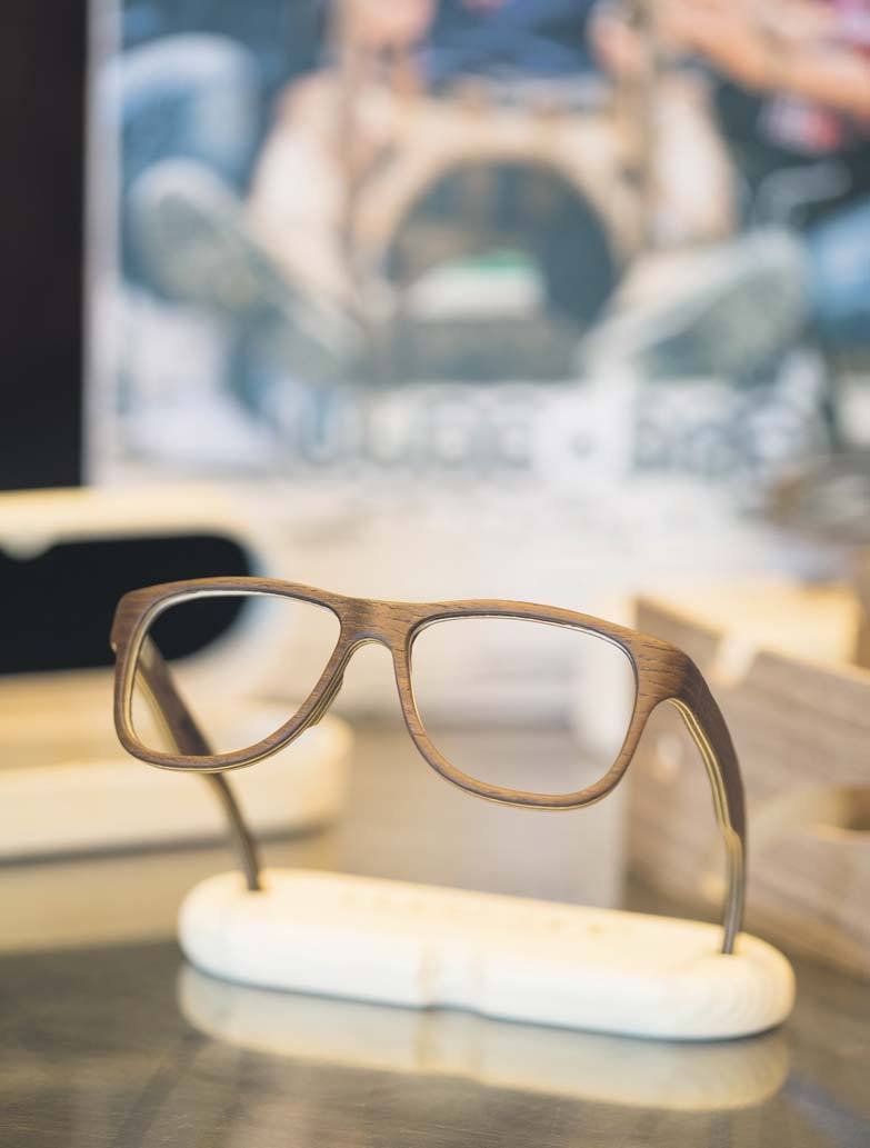 Viðarumgjarðirnar fást í nokkrum viðartegundum. Mynd: Ernir.