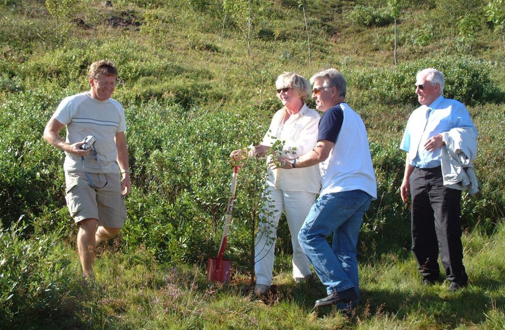 Vigdís Finnbogadóttir í góðum hópi við gróðursetningu í Vinaskógi árið 2004. Ljósmynd: Þröstur Eyste…