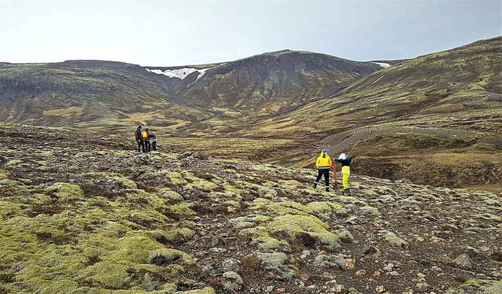 Skólafólk frá Laugarvatni við gróðureflingarstarf á Langamel. Ljósmynd: Menntaskólinn á Laugarvatni.