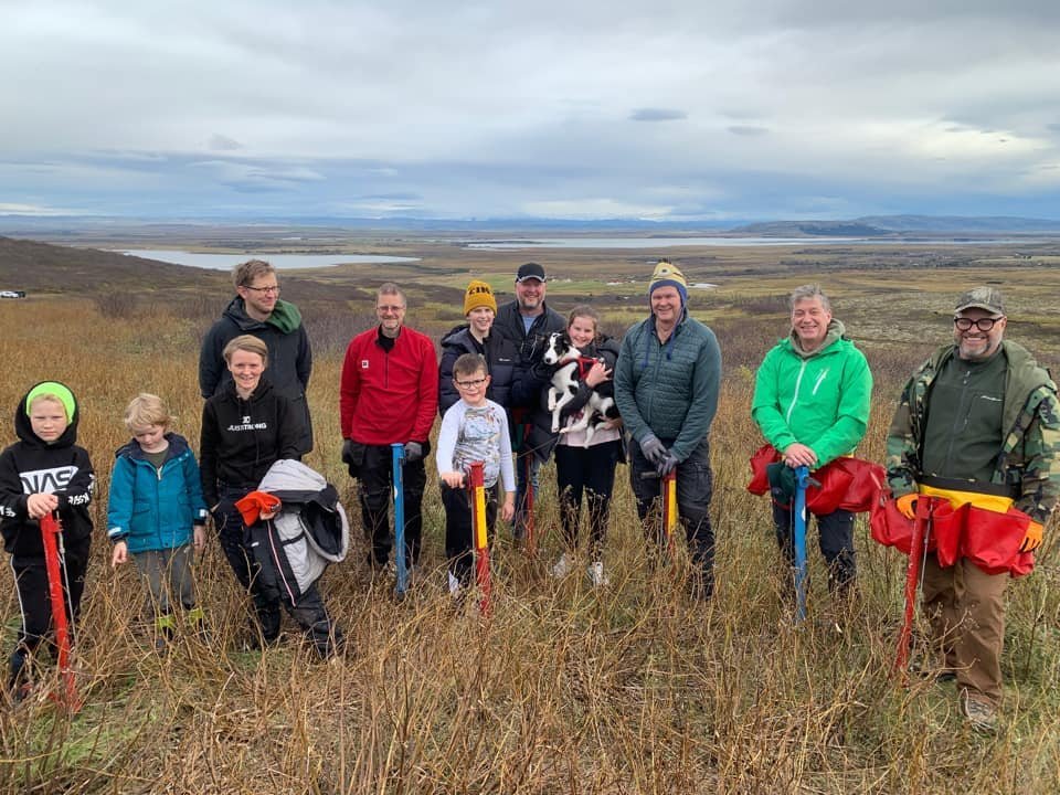 Glaðbeittir styrkþegar Vorviðar hjá Lionsklúbbi Laugardals við gróðursetningu sumarið 2021. Ljósmynd…